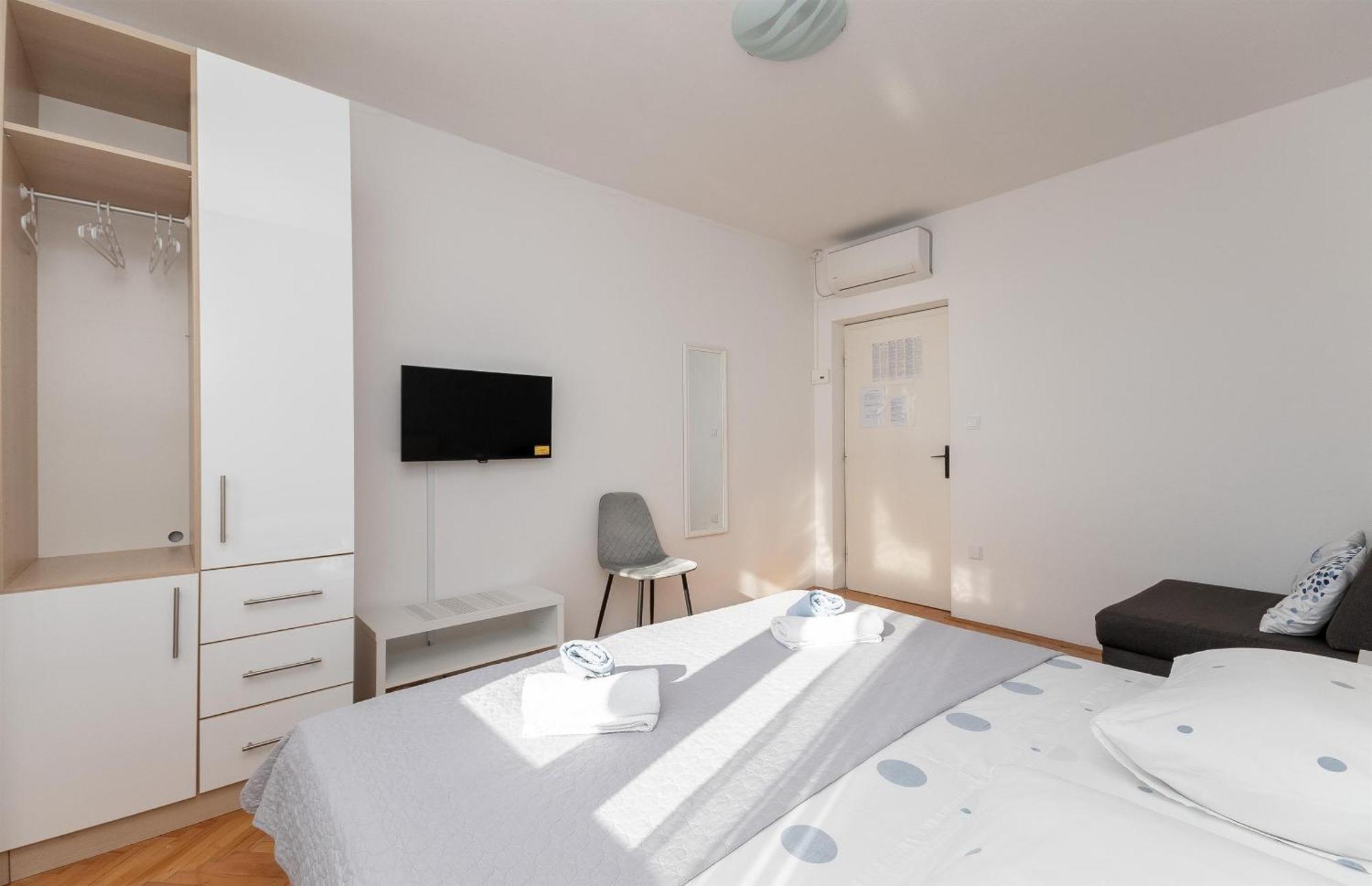 Apartments Ivan - With Parking أوميس المظهر الخارجي الصورة